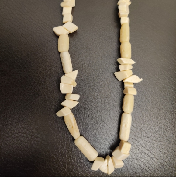 Vintage tribal bone 🦴 necklace in EUC - Picture 3 of 10
